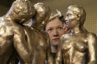 Eine Metallbildnerin arbeitet in der Kunstgießerei Hann an einer Figurengruppe aus Bronze des Künstlers Robert Metzkes.